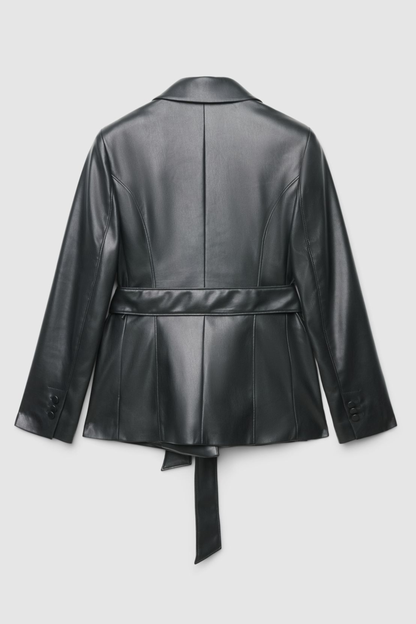 Blazer efecto cuero con cinturón