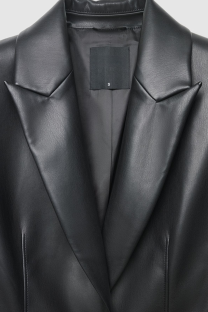 Blazer efecto cuero con cinturón