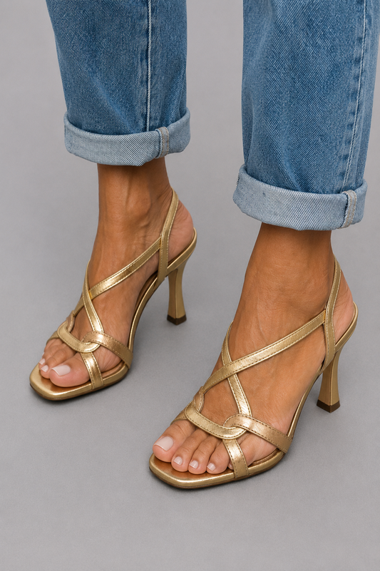 Sandalias Doradas Metálicas con Tiras Cruzadas