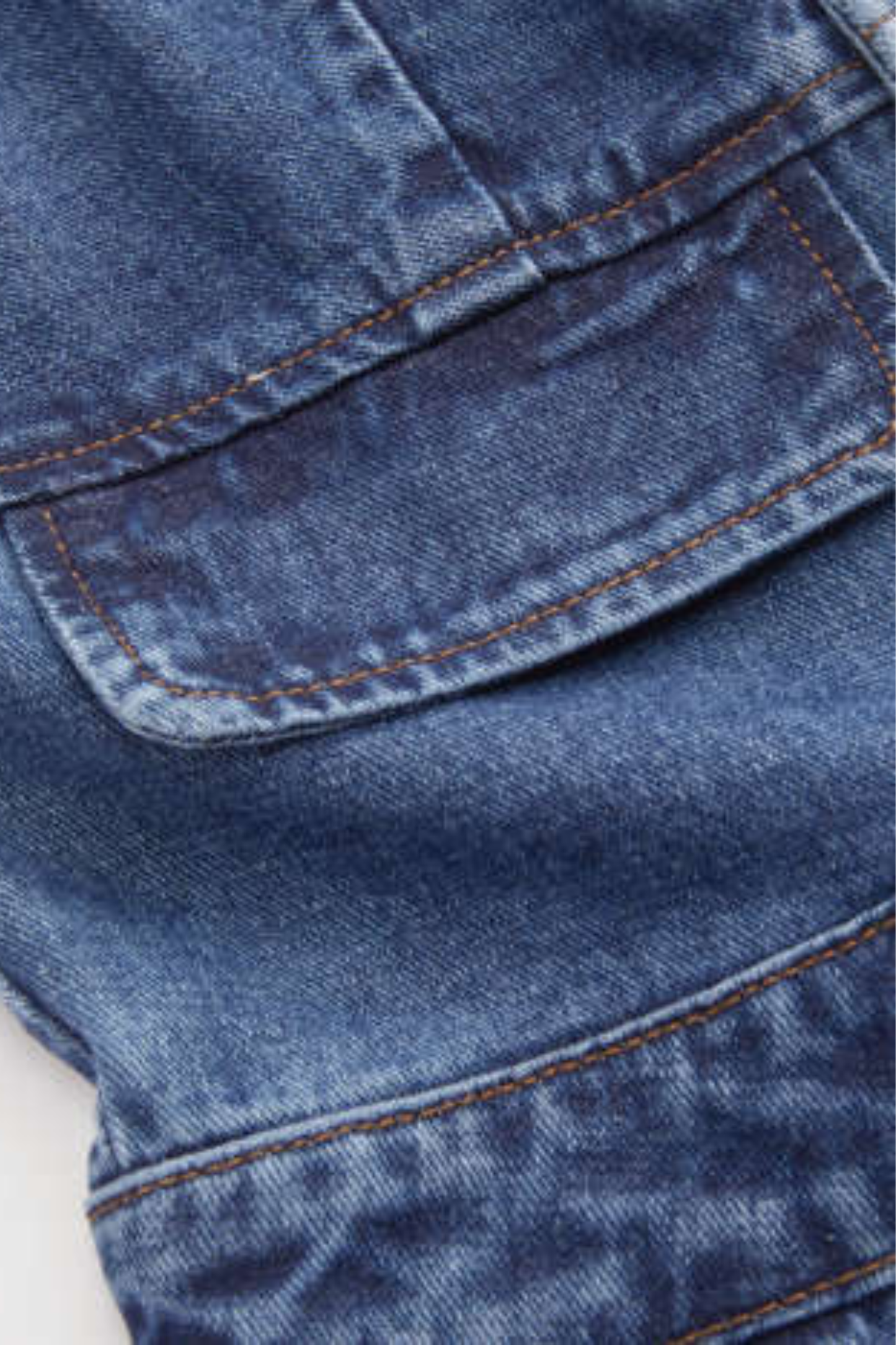 Mono vaquero de pierna ancha con cuello en V