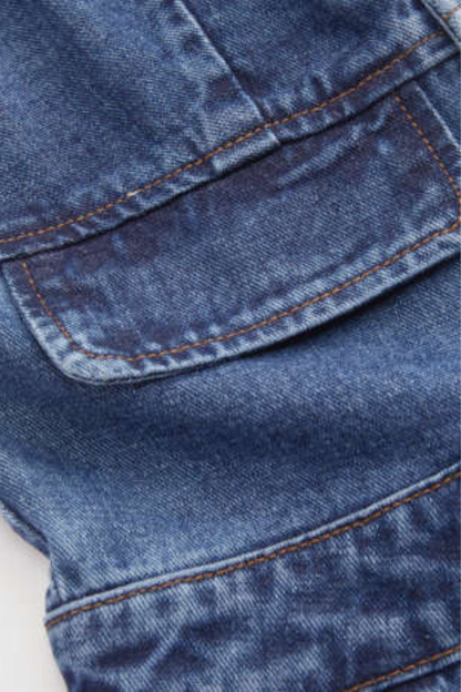 Mono vaquero de pierna ancha con cuello en V