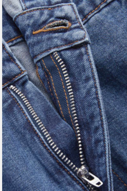 Mono vaquero de pierna ancha con cuello en V