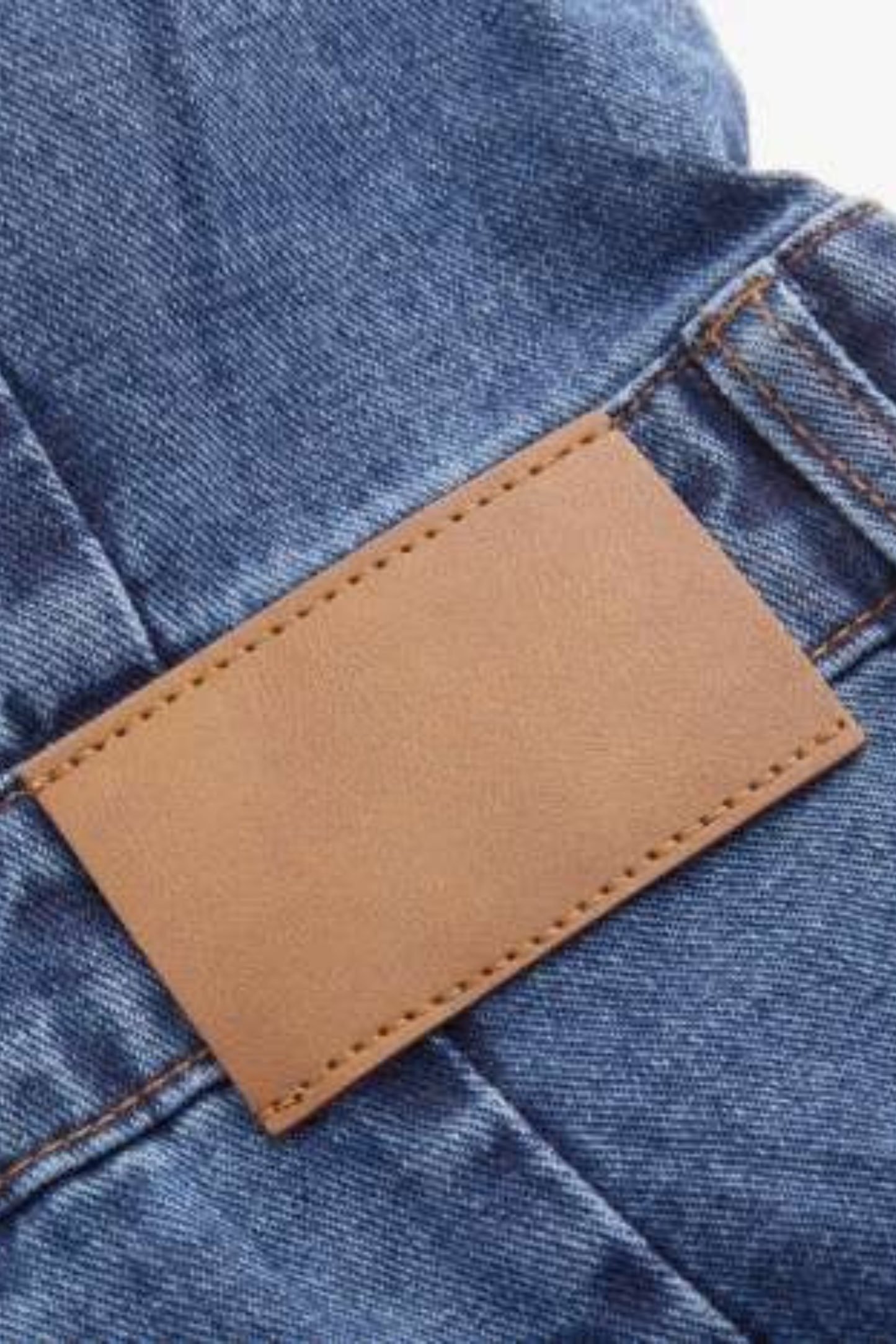 Mono vaquero de pierna ancha con cuello en V